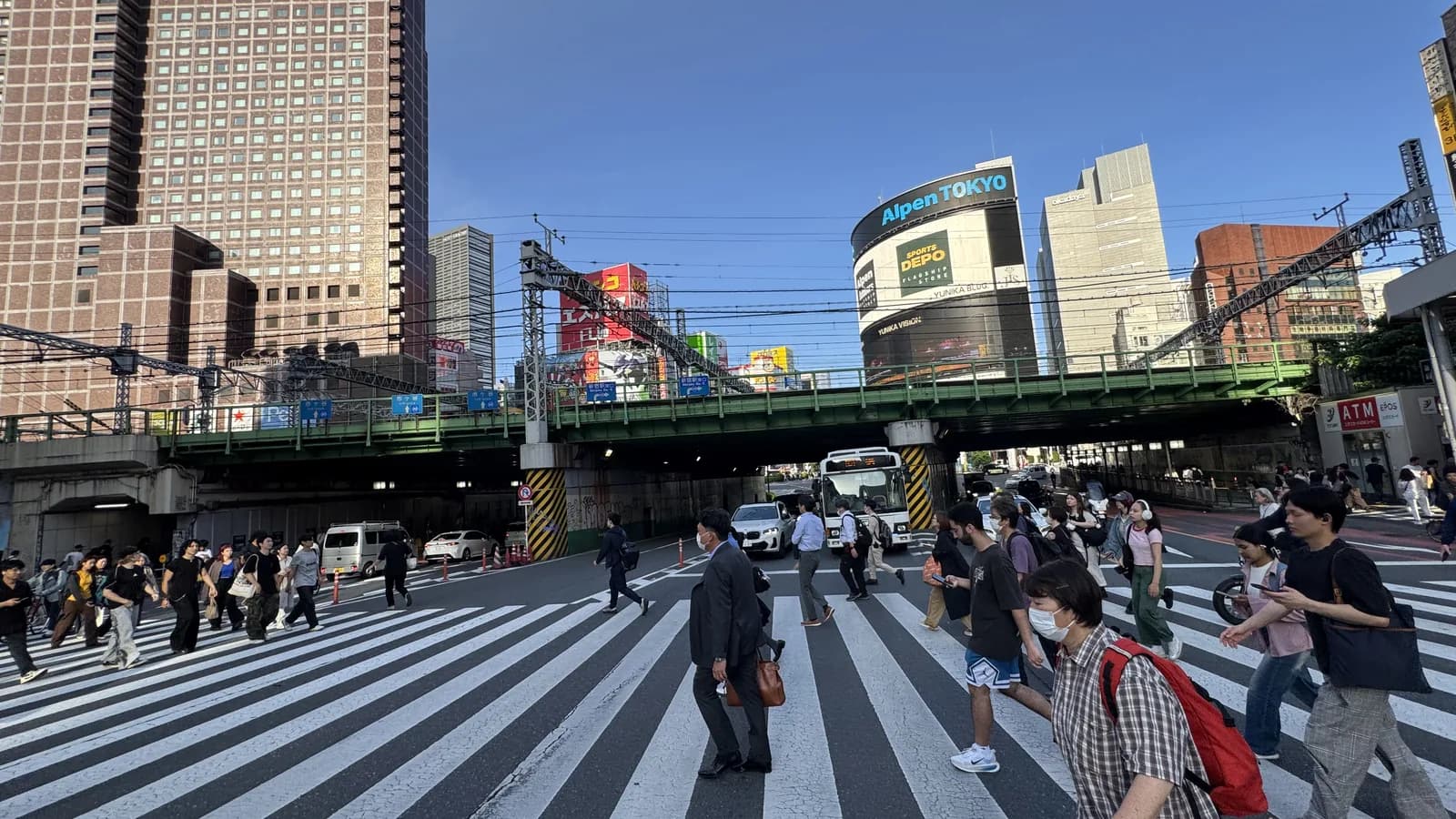 新宿駅前の大型横断歩道 — 都市部の決済シーンの代表的風景