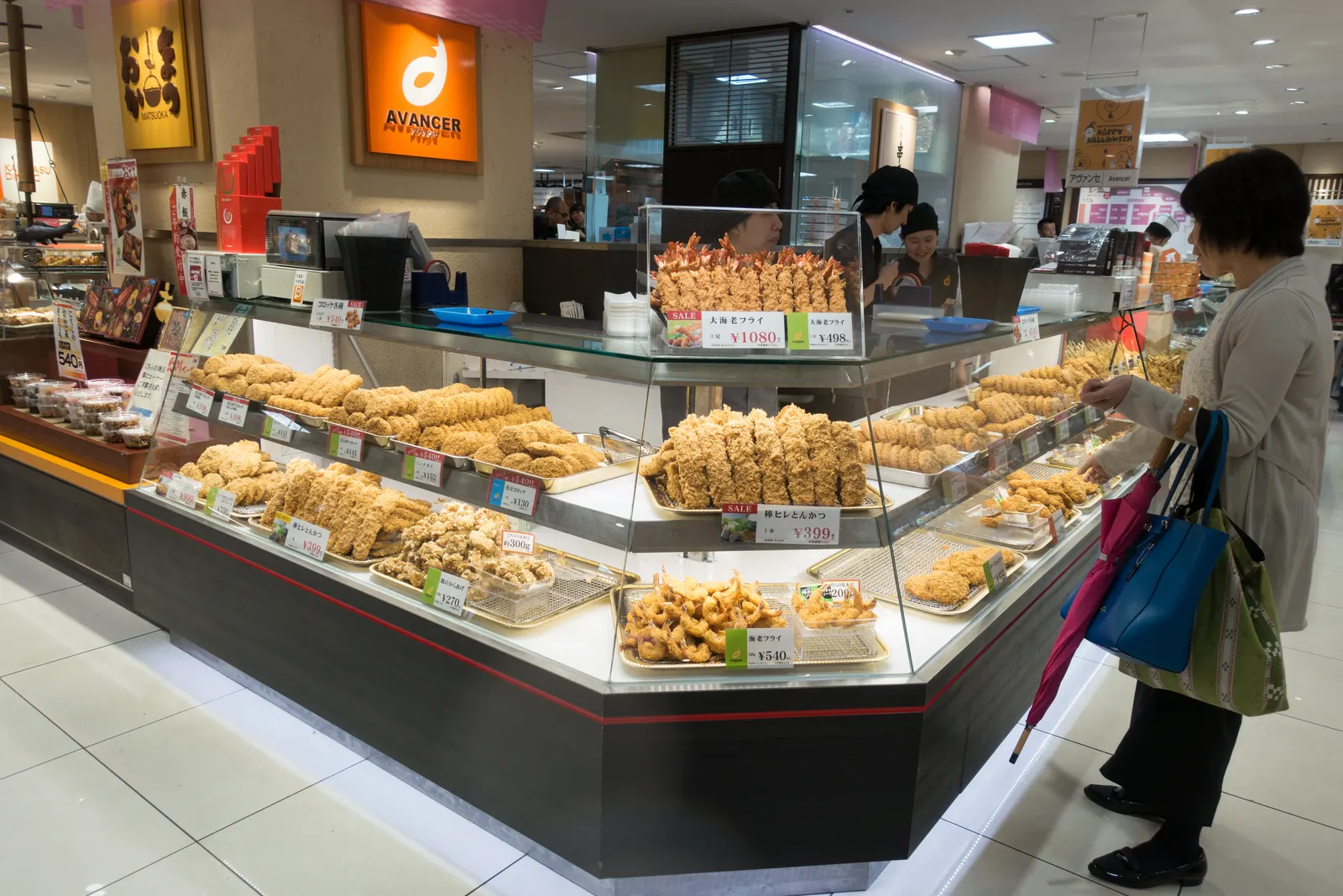 デパ地下の揚げ物売り場 — 大海老フライやとんかつが並ぶ対面カウンター