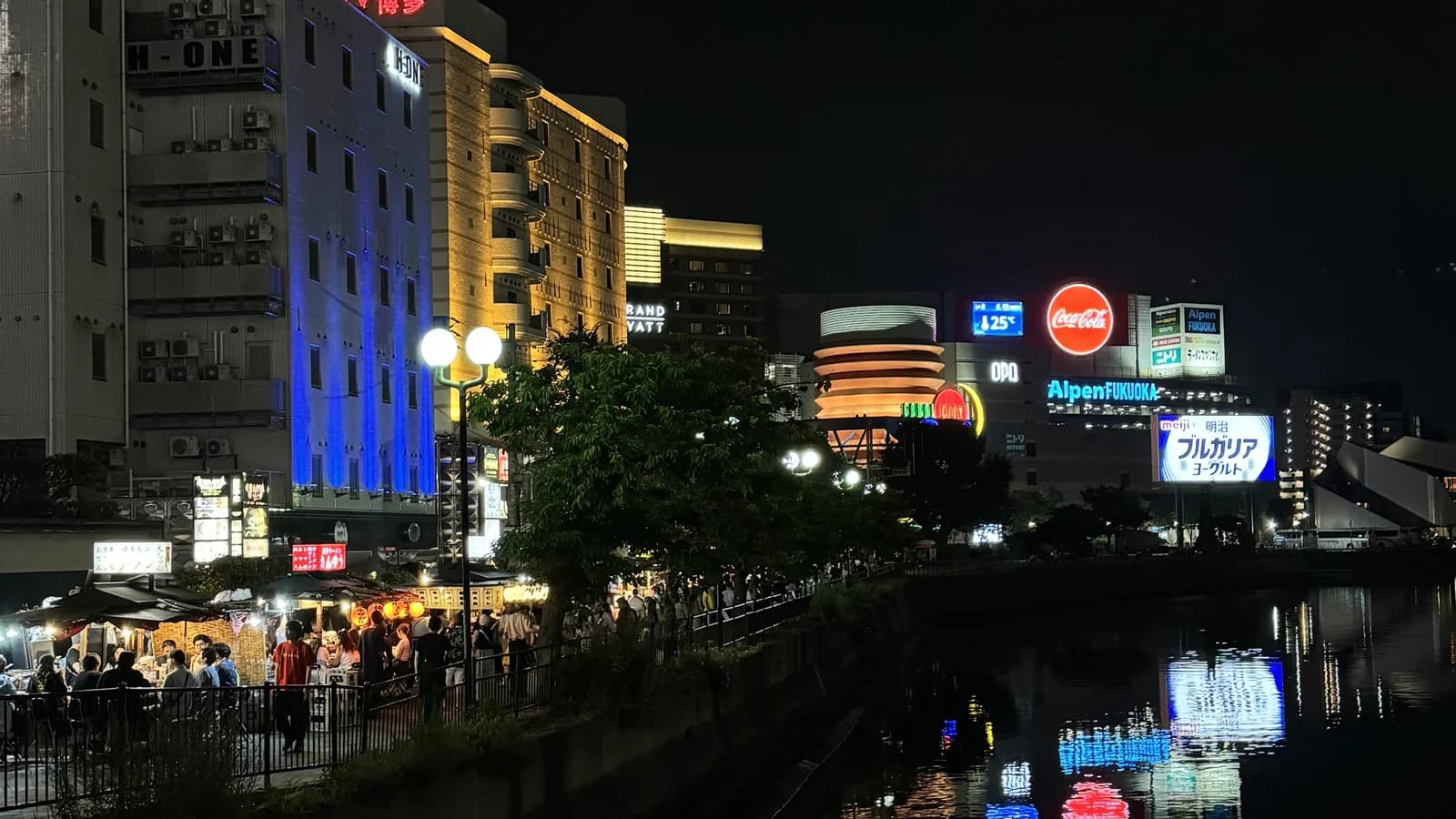 福岡・那珂川沿いの屋台の夜景(中洲)