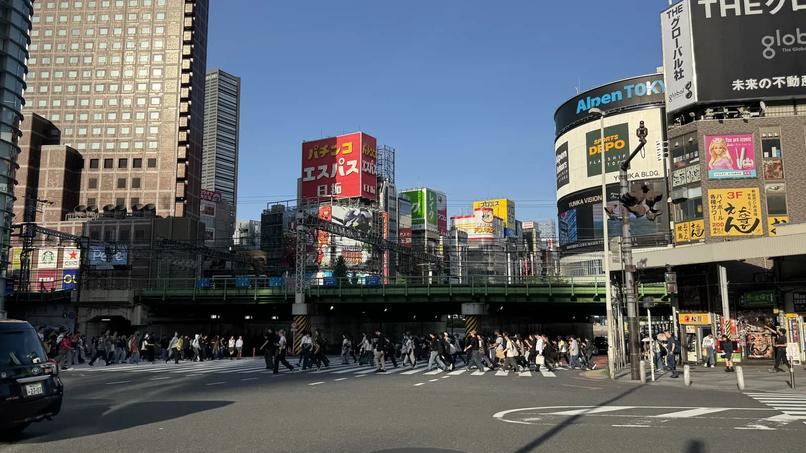 新宿東口の広角 — 観光客が「いくら現金を持つか」を決める典型エリア