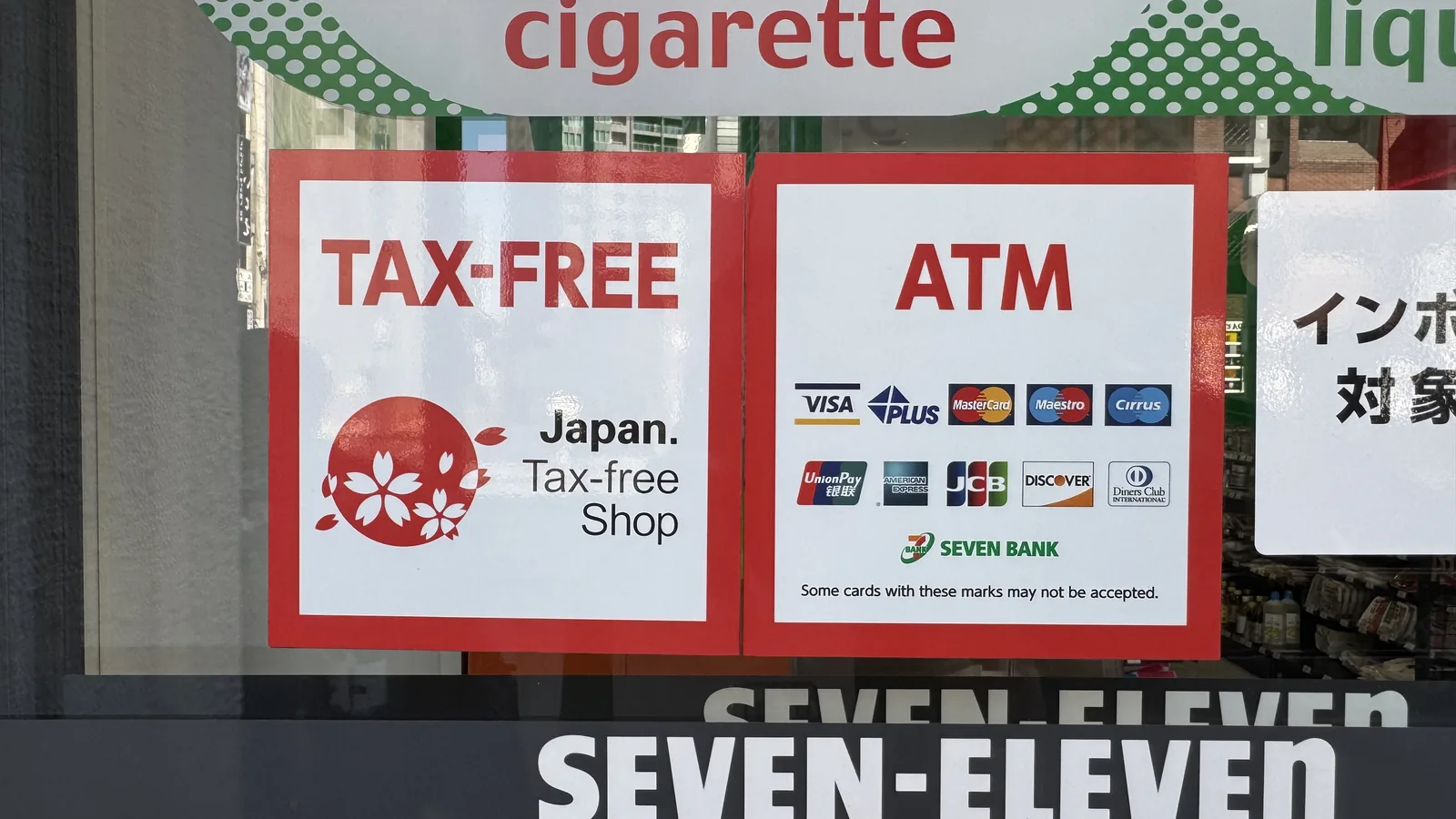 六本木 SEVEN-ELEVEN の TAX FREE + ATM 看板 — 海外カード対応 ATM の代表例