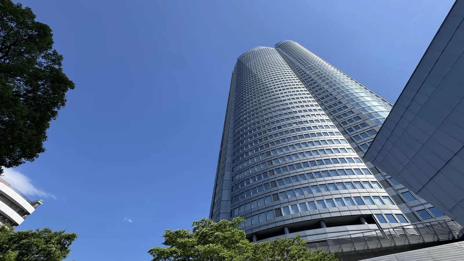 六本木ヒルズ Mori Tower を見上げたショット — 六本木の象徴 (2026-05-26 撮影)