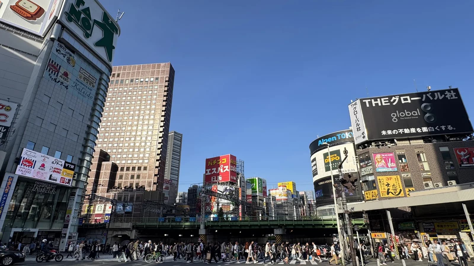 新宿站西口廣角實拍 —— 換匯地圖的起點區域