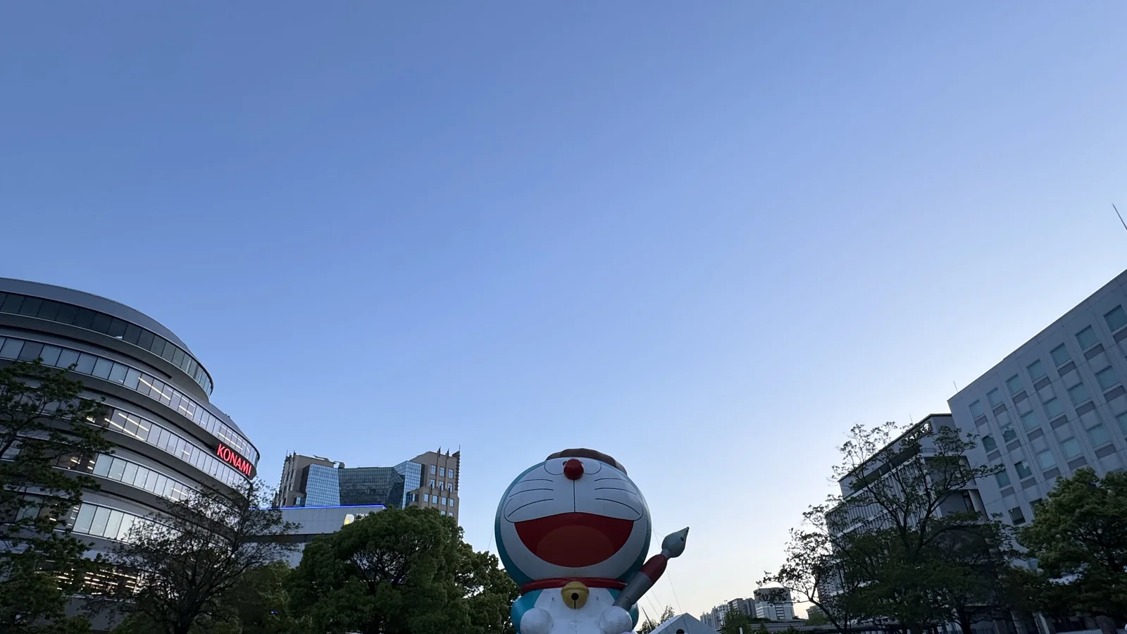 夕暮れの有明ガーデンに並ぶ巨大ドラえもんと100体のミニドラ — 子連れ訪日観光客に人気の写真スポット