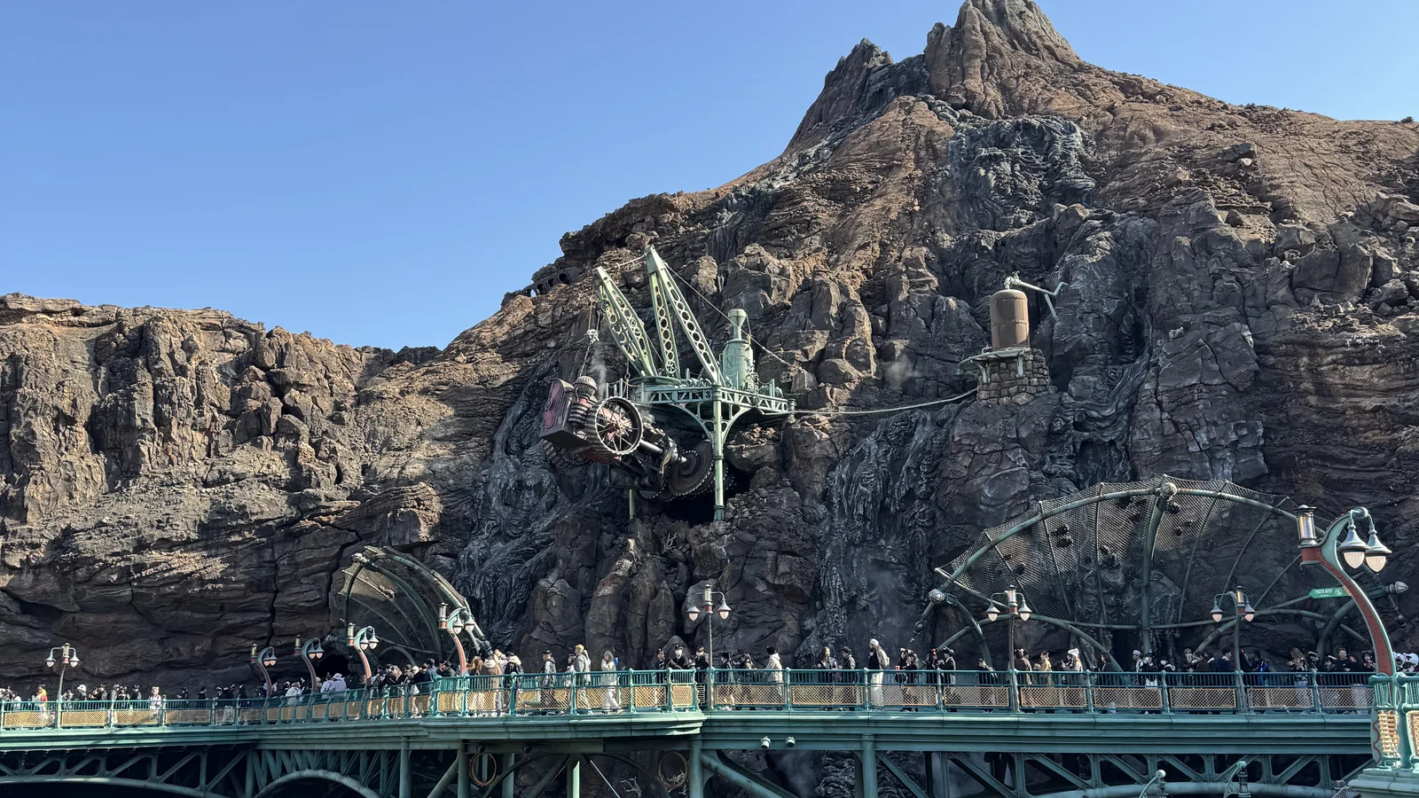 東京ディズニーシーのプロメテウス火山とメディタレーニアンハーバー — 訪日観光客に人気の写真スポット