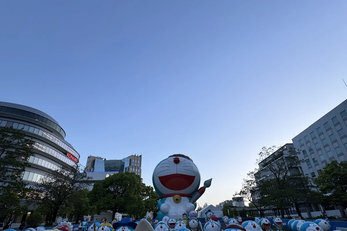 夕暮れの有明ガーデンに並ぶドラえもん像と100体のミニドラ