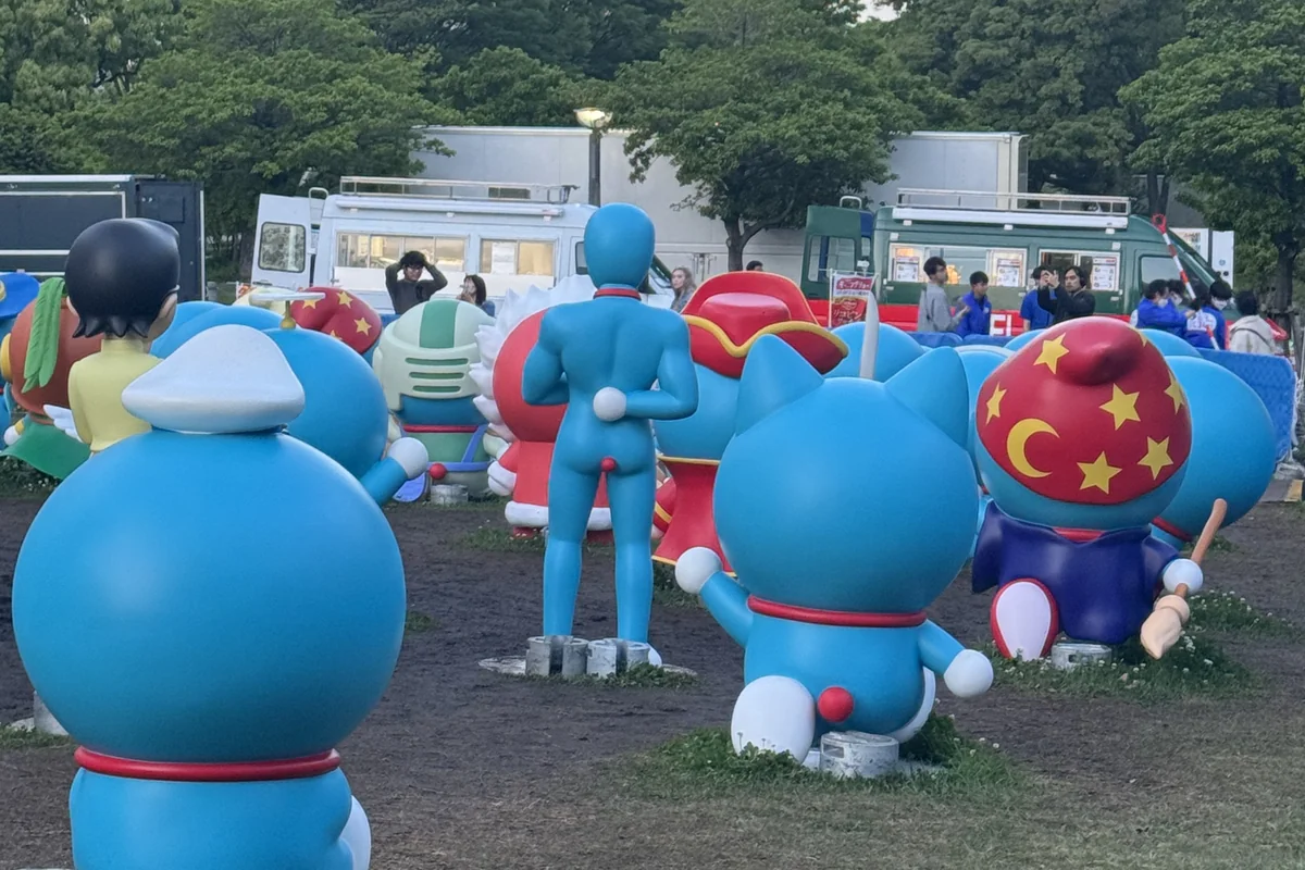 巨大なドラえもん像と魔法使い衣装の特別演出