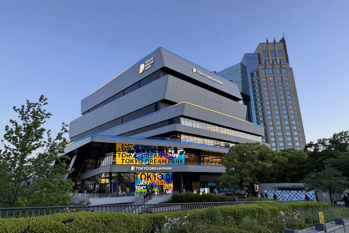 TOKYO DREAM PARK の外観 — ブルー＆イエローのファサード