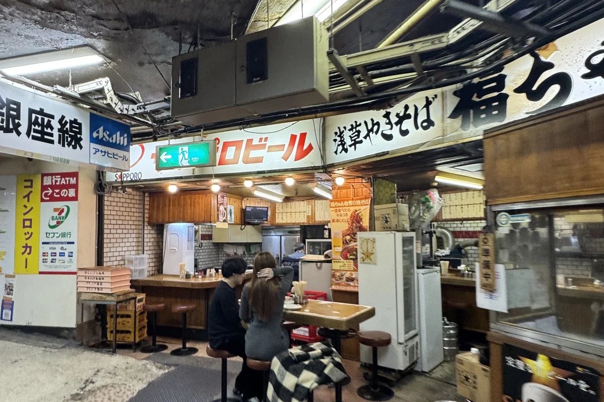 浅草地下街の銀行ATMコーナーと浅草やきそば「福ちゃん」— 観光地直結の隠れた現金確保ポイント