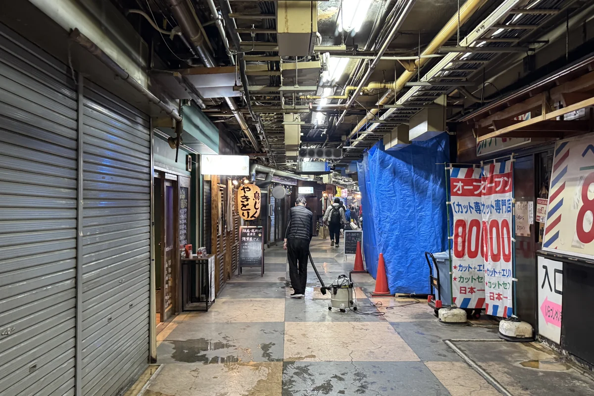 浅草地下街の通路 — 昭和そのままの空間に小さな店が連なる、観光客向けの穴場ゾーン