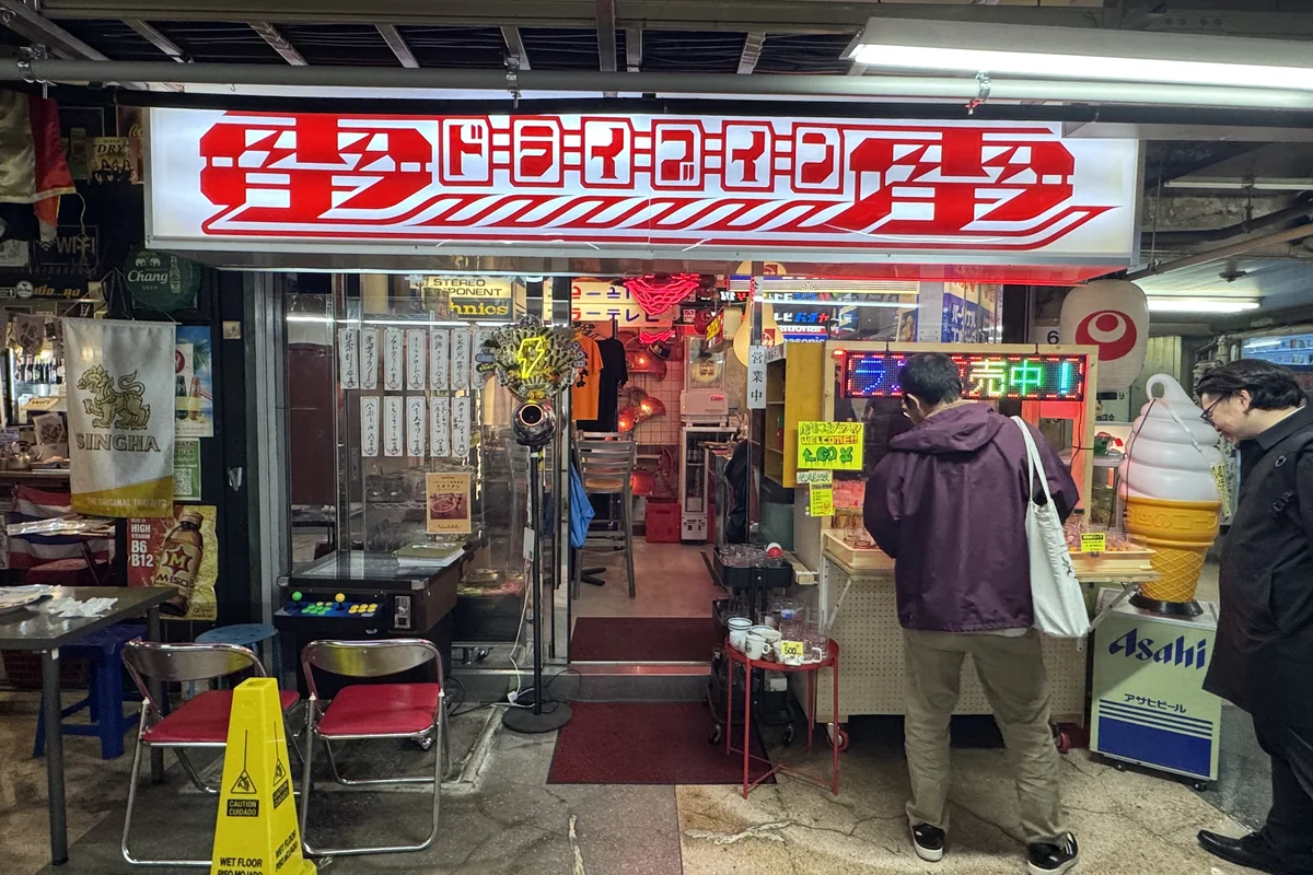 浅草地下街のドリンクバー — 多言語看板と昭和レトロな空間が観光客の隠れた人気スポット