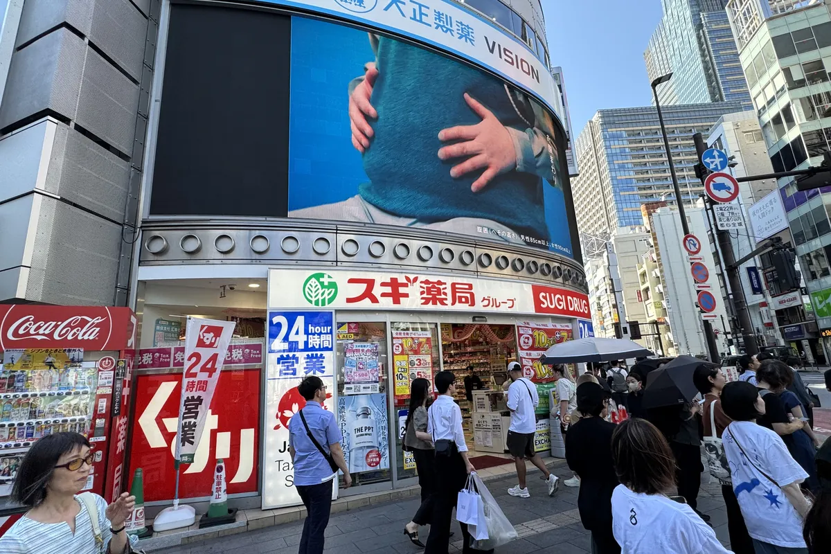 六本木の多言語サイン街 — 海外観光客が集まる動線