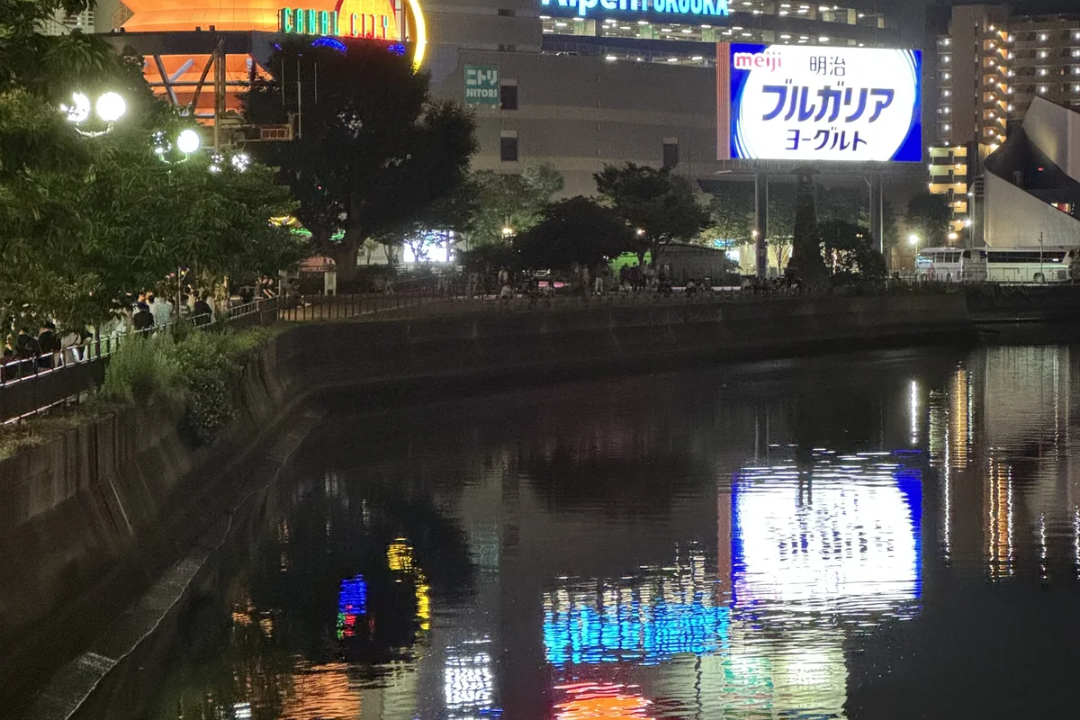 天神エリアのネオン看板と水面の反射 — 福岡の繁華街らしさを象徴する一枚