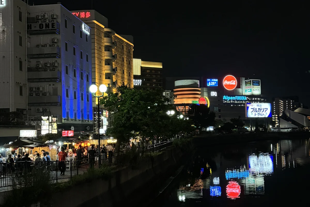 博多の屋台街と那珂川の夜景 — 韓国人観光客に人気の福岡夜遊びエリア