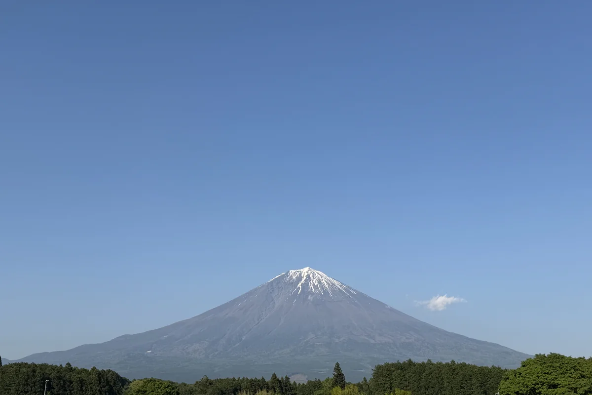残雪を抱く富士山 — 2026年6月、静岡側から
