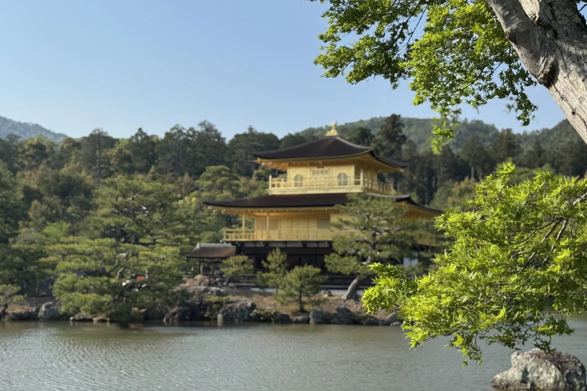 京都の伝統的な街並み — 多くの寺社は現金のみ