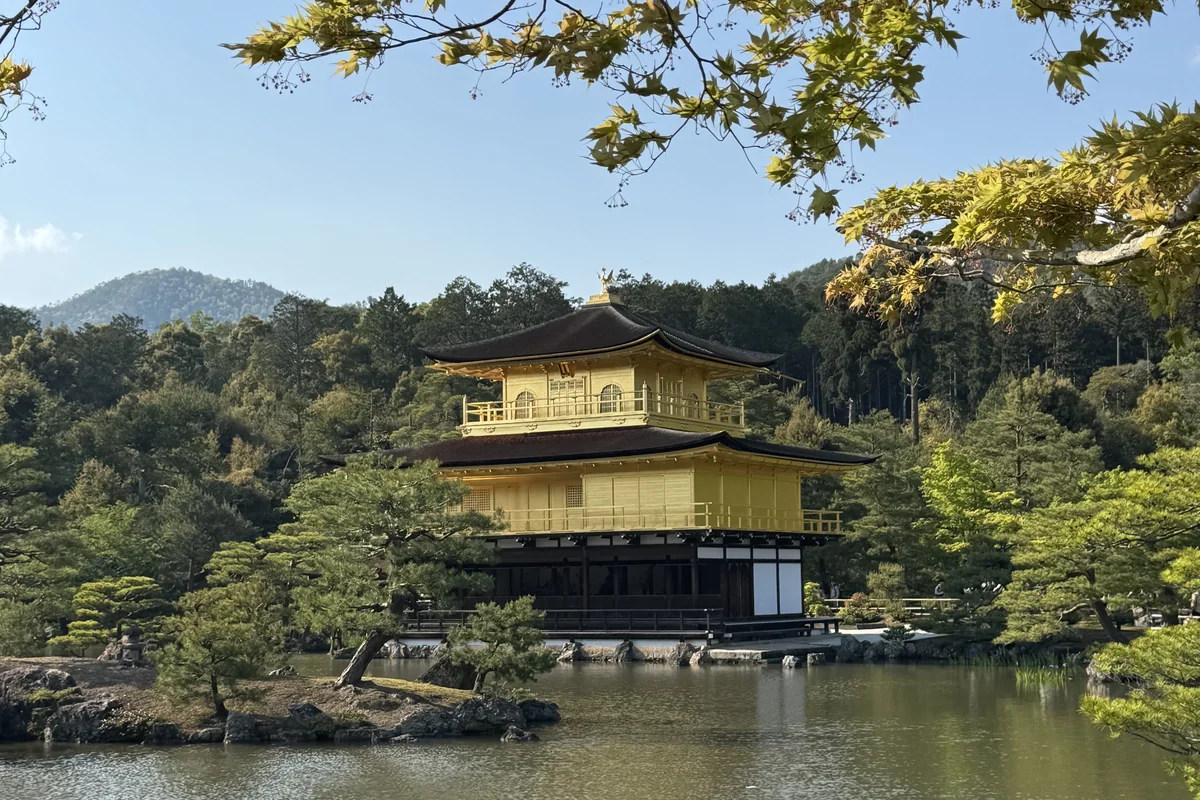 金閣寺と紅葉 — 秋の京都の象徴的な組み合わせ