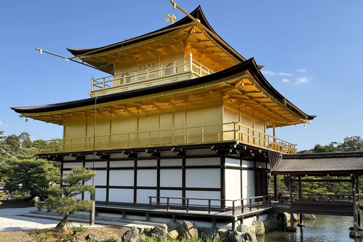 金閣寺の横アングル — 京都を代表する観光スポットの絶景
