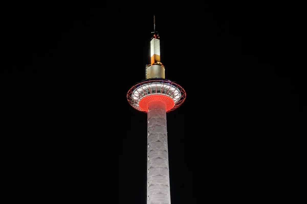 京都駅前の京都タワー夜景 — 赤と青のライトアップが京都駅前を彩る