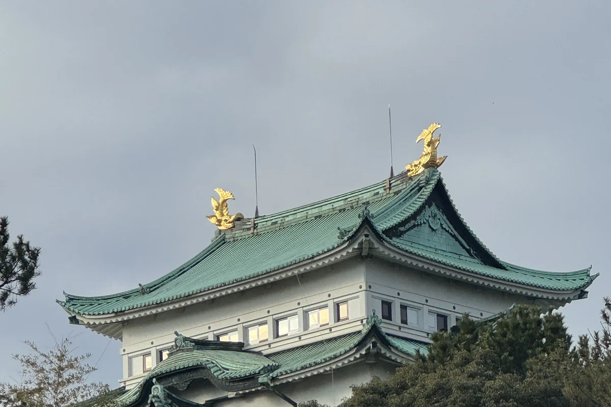 名古屋城天守閣の金鯱(きんしゃち)— 名古屋を象徴する金色の鯱、観光土産でも定番モチーフ