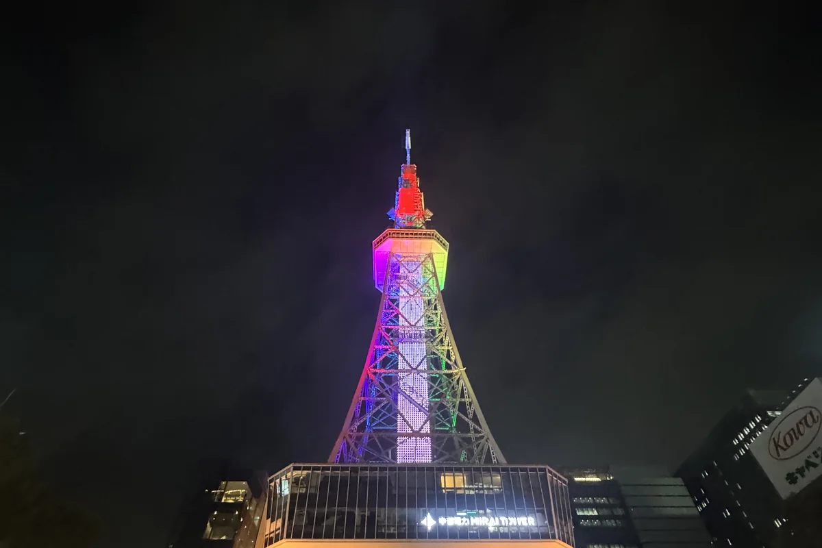 夜のレインボーライトアップに照らされる中部電力 MIRAI TOWER(旧名古屋テレビ塔)