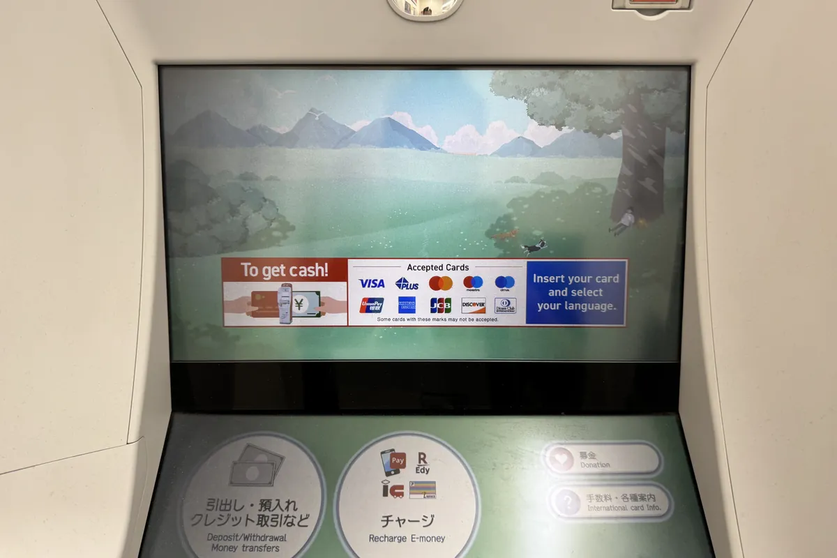 ATM 操作画面の拡大。多言語表示で英語にも切り替え可、手数料は¥220 が標準