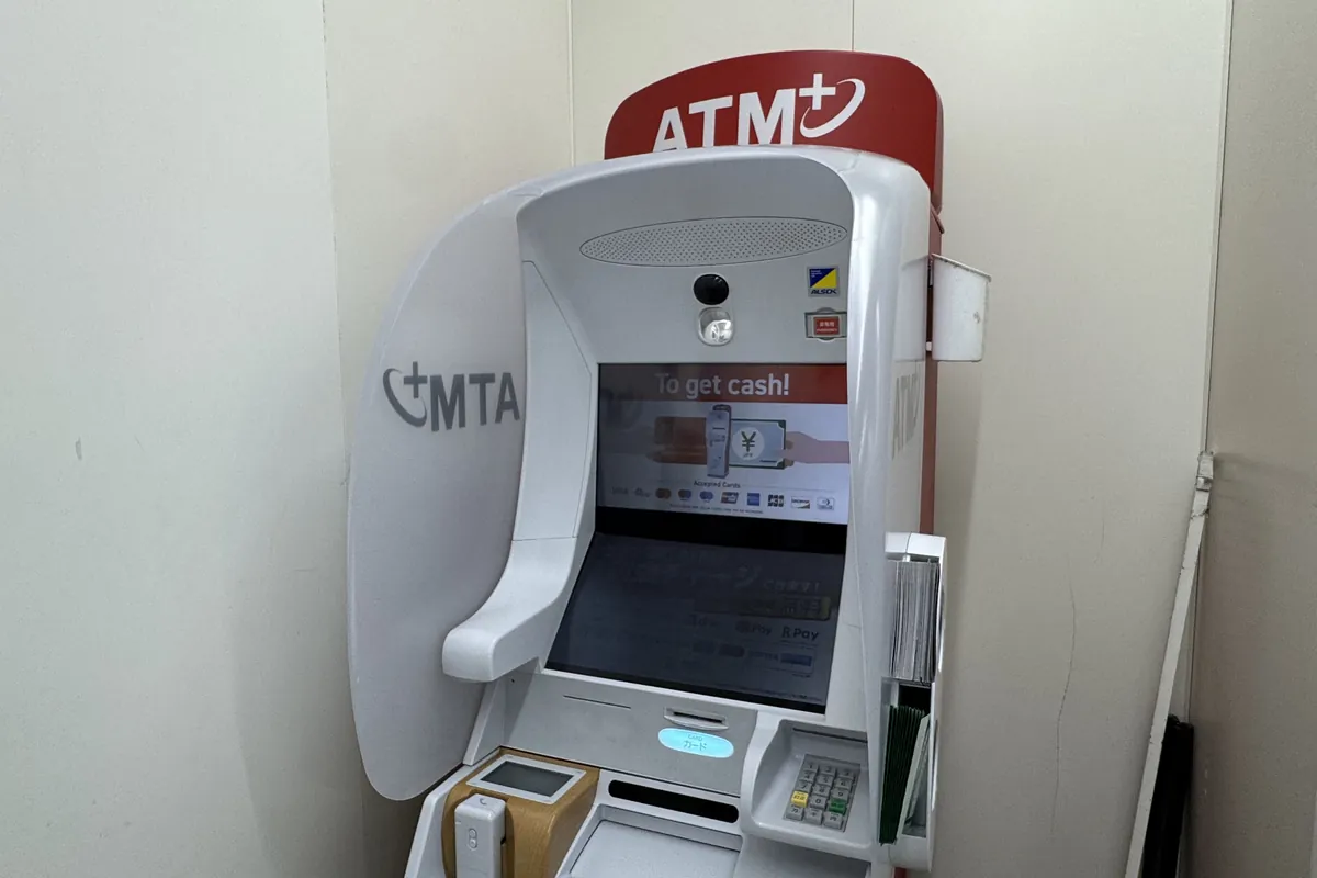 六本木の 7-Eleven 看板。TAX FREE と ATM を併記、海外カード対応の表記が多言語