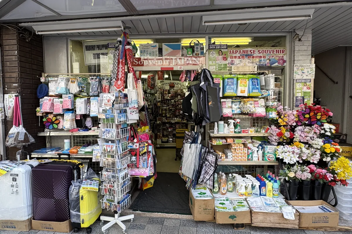 ドンキ六本木店のジャングル陳列 — 商品が天井まで