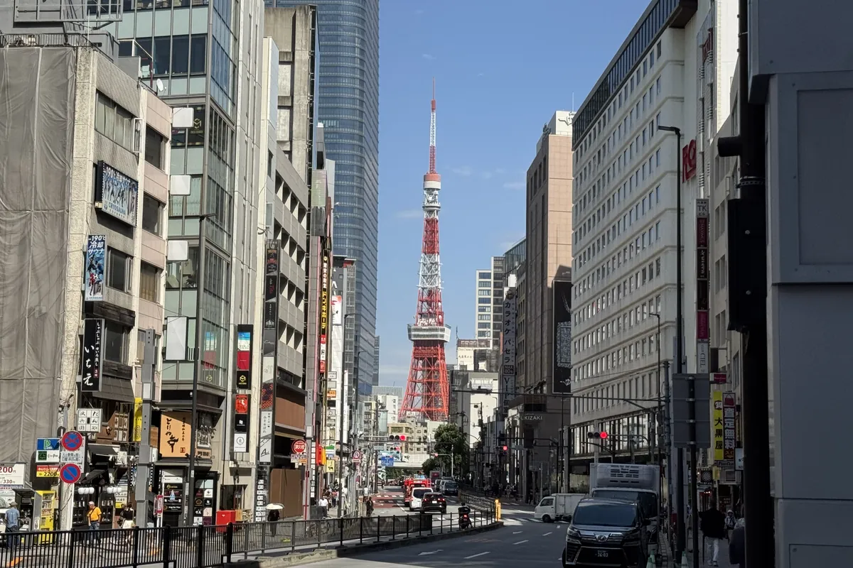 六本木通り。奥に東京タワーが見える、夕方の散策動線
