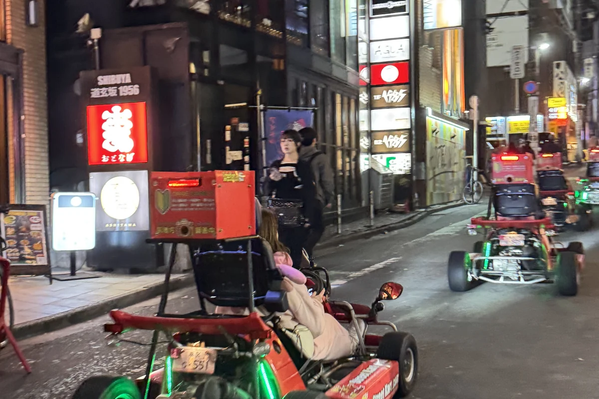 渋谷の夜に走るマリオカートツアー — 観光客に人気の街歩き体験