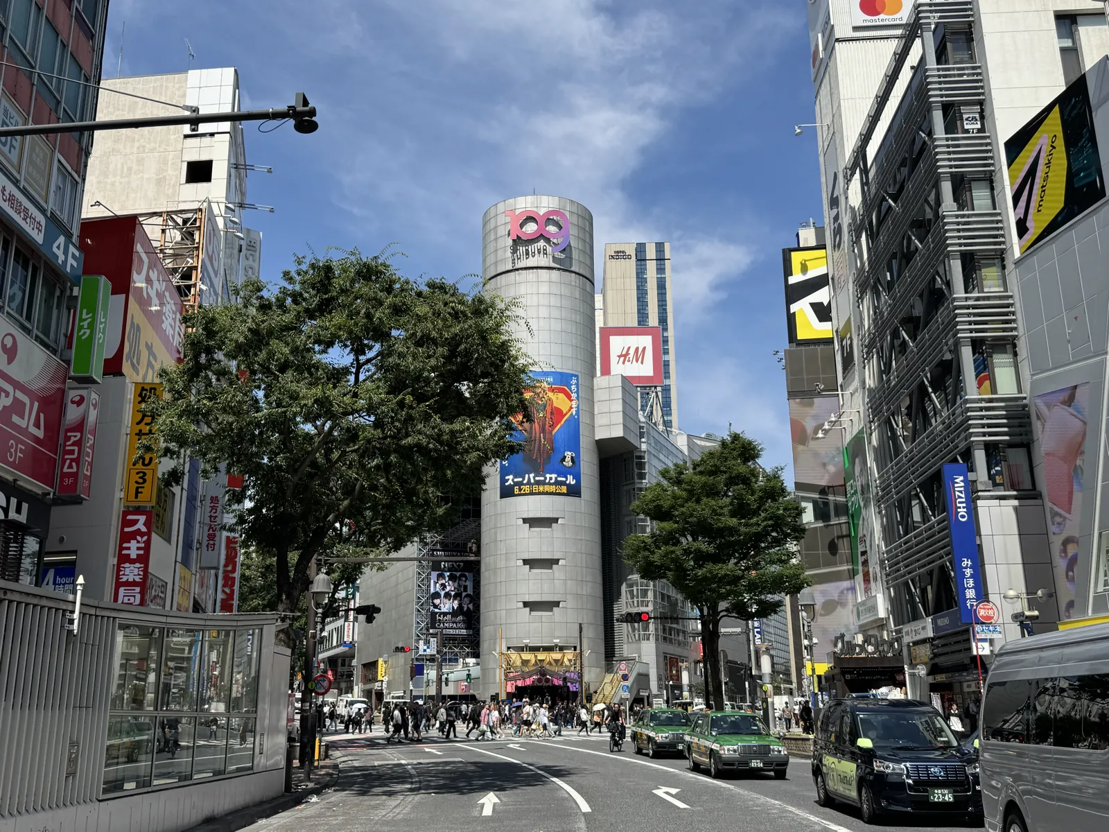 道玄坂の入口に立つ円柱型の SHIBUYA109 — センター街の買物ストリートと、現金多めの深夜路地を分けるランドマーク