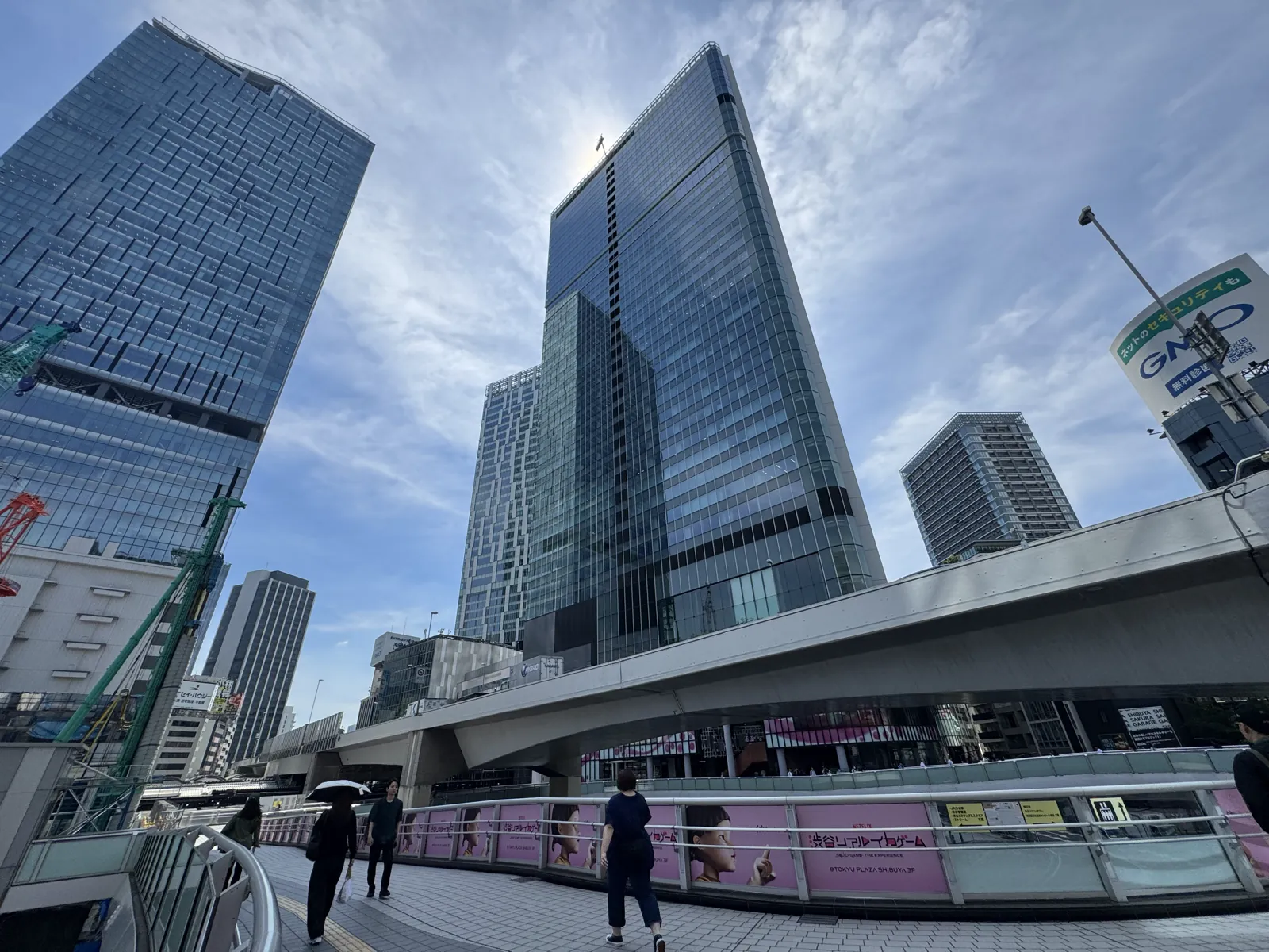 渋谷ストリームのガラス塔と川沿いの歩行者デッキ — 駅の東〜南に広がるオフィス＋商業の高層エリア