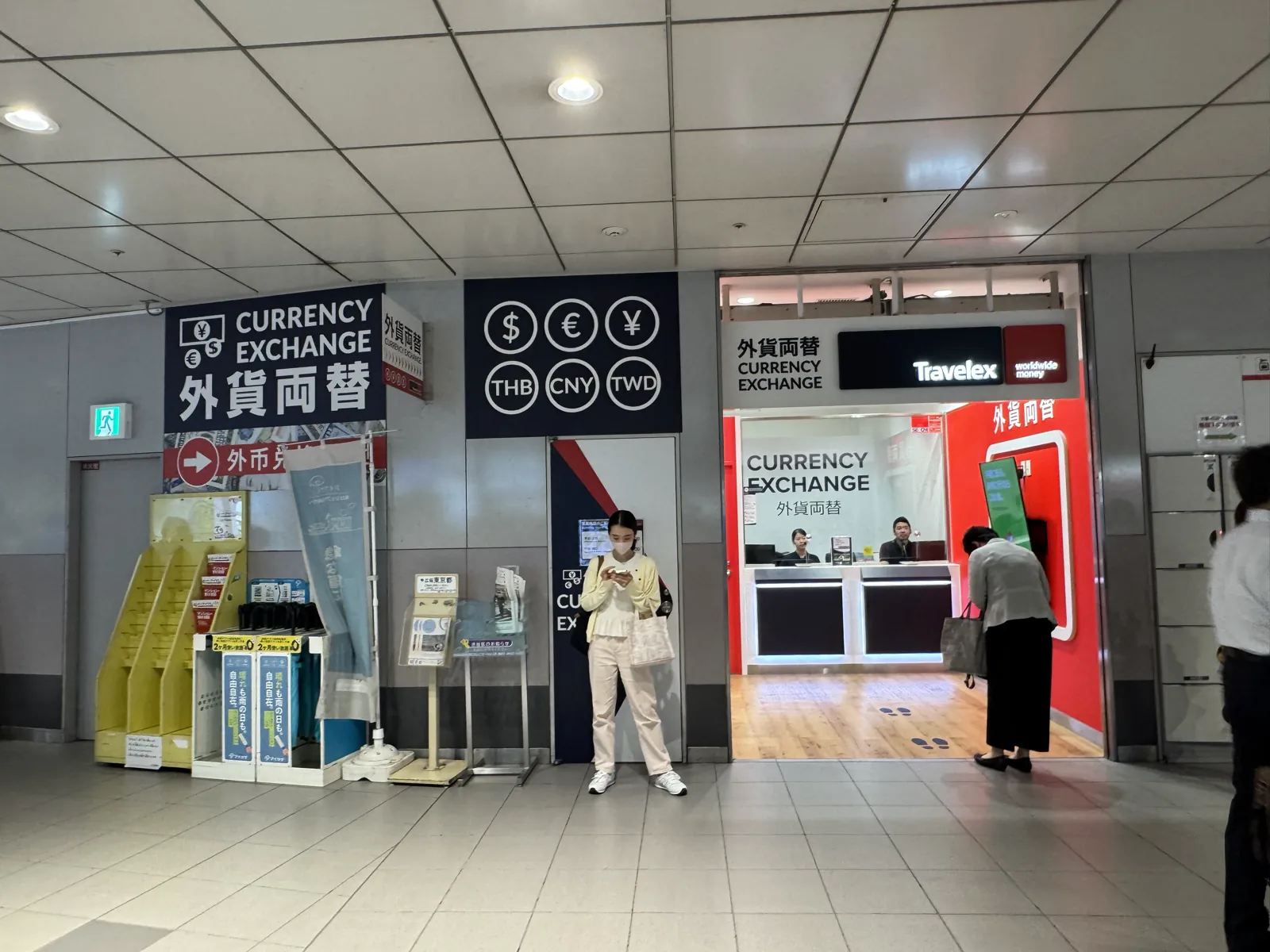 涩谷 Mark City 内的 Travelex 换汇柜台 — 红色品牌的有人柜台,支持美元、欧元、英镑等 30+ 种货币