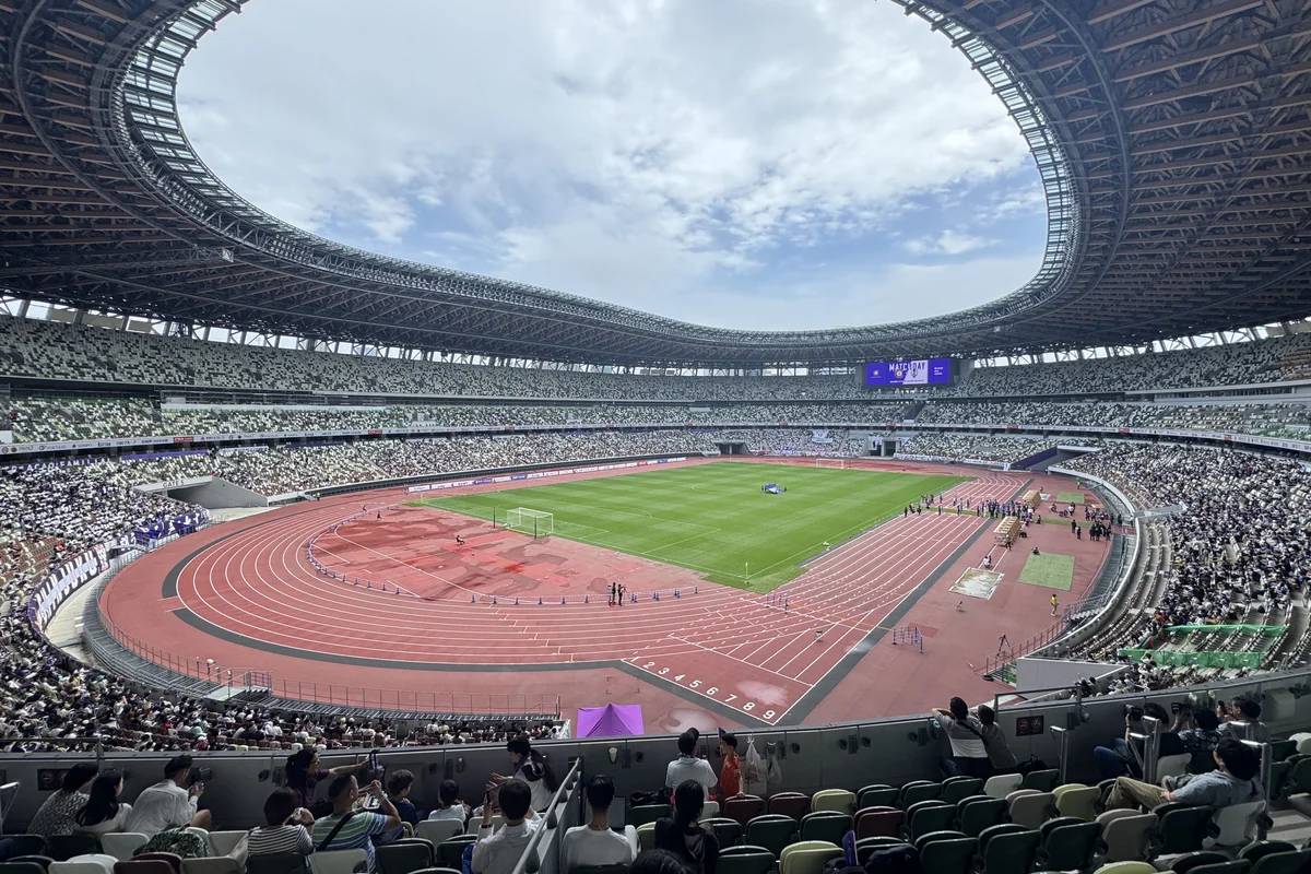 国立競技場の内観 — 隈研吾設計、47 都道府県の木材を使った杜のスタジアム