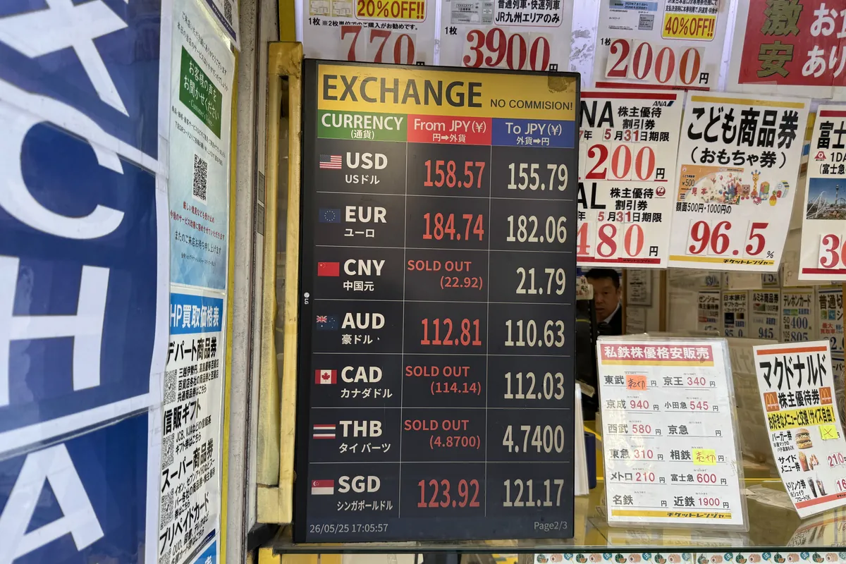 新宿東口の黄色看板群 — 金券・両替店が密集する現金文化のシンボル街並み