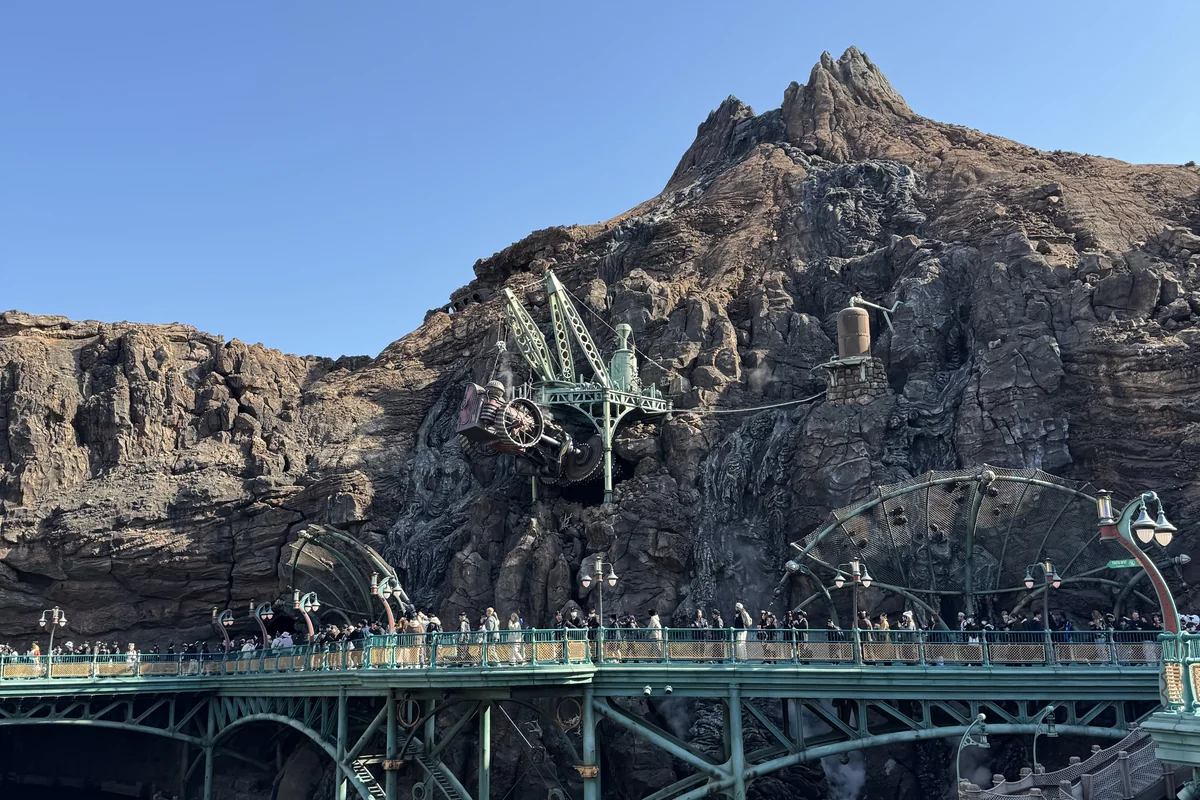 アラビアンコースト + プロメテウス火山の全景