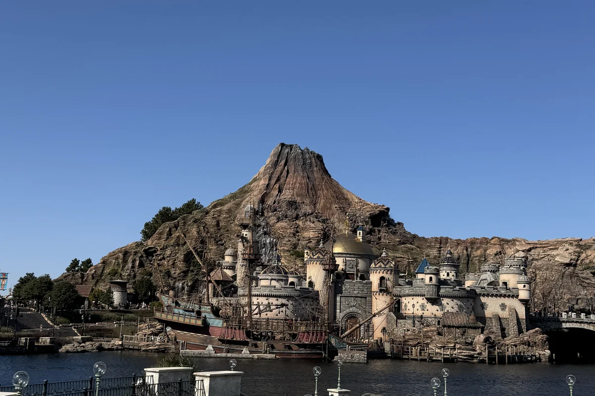 プロメテウス火山と海賊船 — メディタレーニアンハーバー全景
