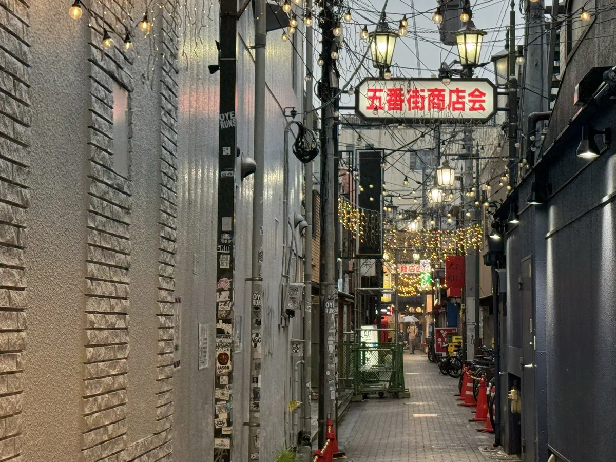 五番街商店会の路地、電球イルミネーション