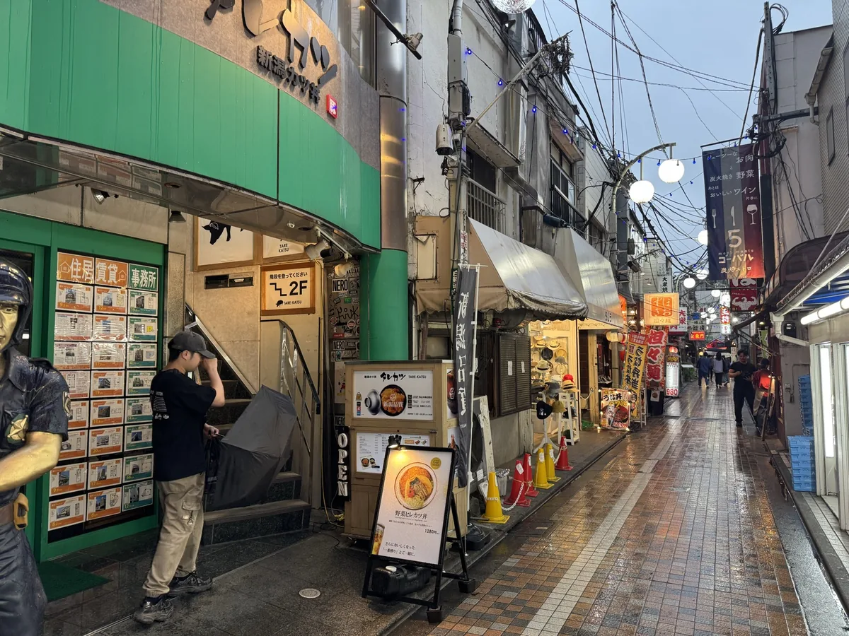 ゴーバル横丁の夜、ワイン・炭火焼き・担々麺の看板