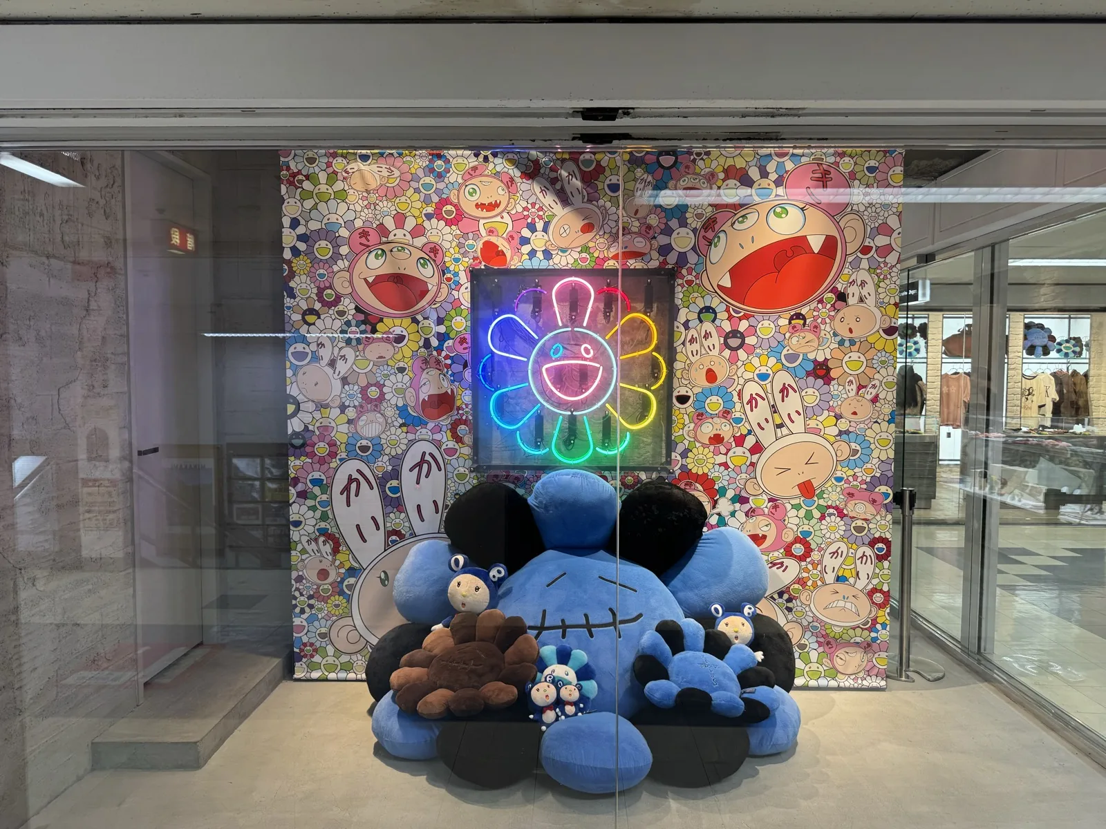村上隆の花キャラ・カラフルなネオンアート展示