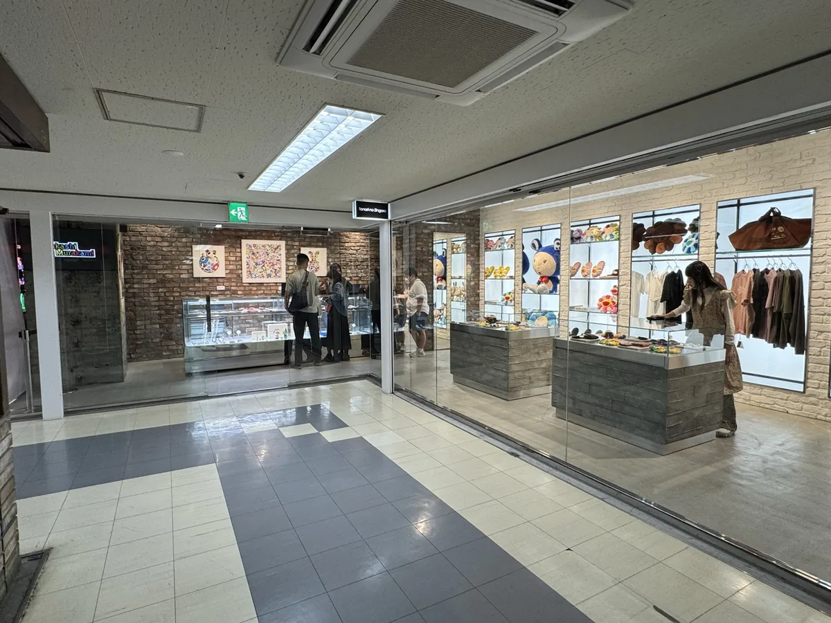 Tonari no Zingaro ギャラリー内、レンガ壁とブラウンインテリア